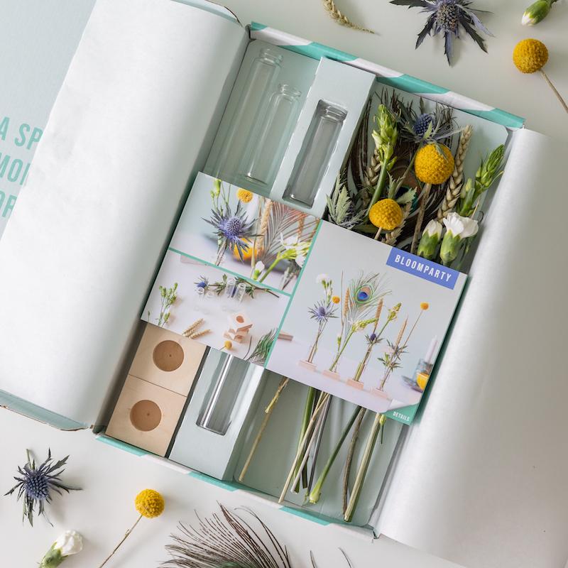 Flower Fest - Brievenbus Bloemen inclusief Vaasjes & Standaard